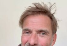 Jürgen Klopp finner frem mikrofonen