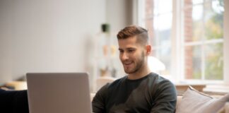 Usynlig styring av brukernes oppmerksomhet i digitale tjenester