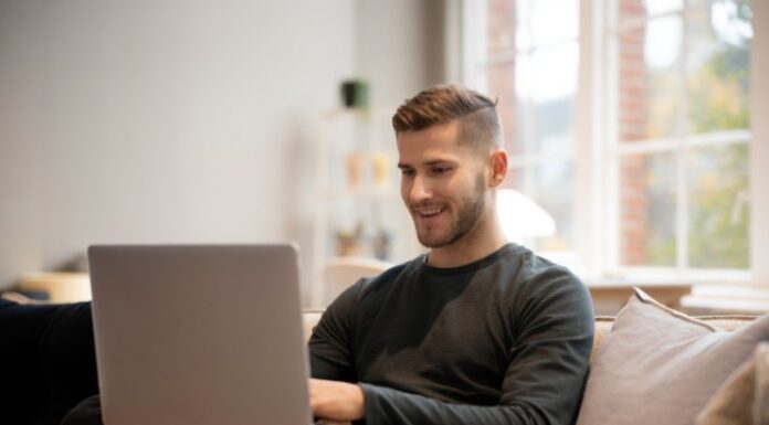 Usynlig styring av brukernes oppmerksomhet i digitale tjenester