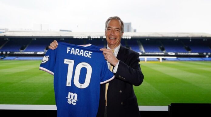 «Fullstendig idioti» – Ipswich Town med «PR-selvmord» etter Nigel Farage-besøk