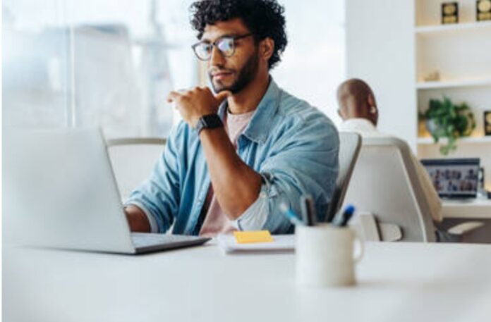 Mann med laptop og briller