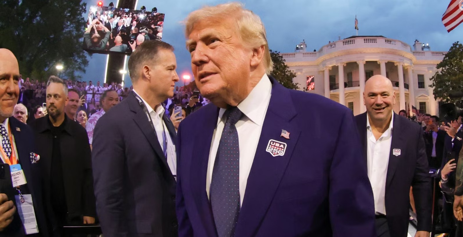 Donald Trump smiler av UFC Freedom 250 vinner sin kommentar om at Michelle Obama er en mann!