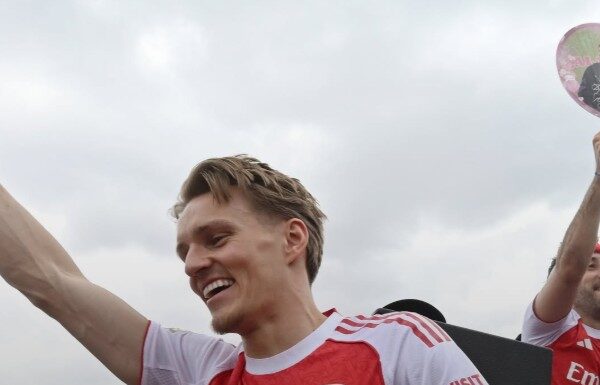 Martin Ødegaard-video med treffsikker «assist» til engelsk politimann