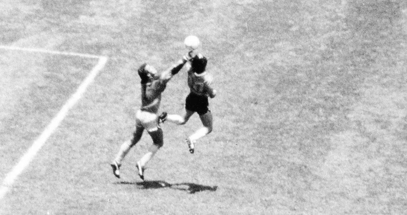 Diego Maradonas «Guds hånd»-ball solgt for millioner på auksjon